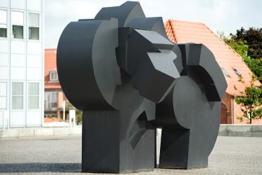 Stor Bølge skulptur foran Rådhuset i Esbjerg 