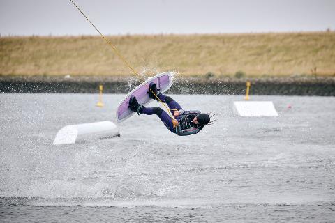 Wakeboarder i aktion på vandet