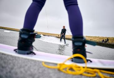 To personer på wakeboardbane 